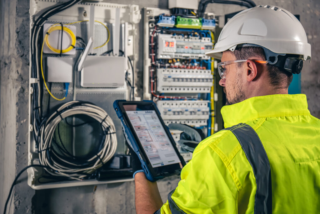 Técnico com uniforme da Flix Home a inspecionar um termoacumulador e a preencher um checklist.