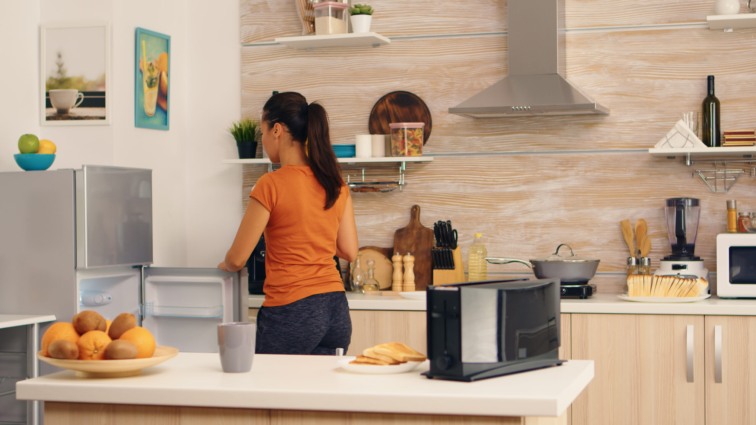 Equipamentos domésticos bem cuidados numa cozinha moderna